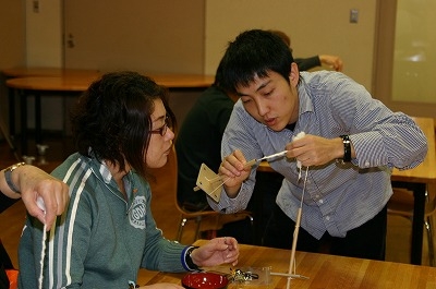 糸紡ぎ体験ワークショップが開催されました