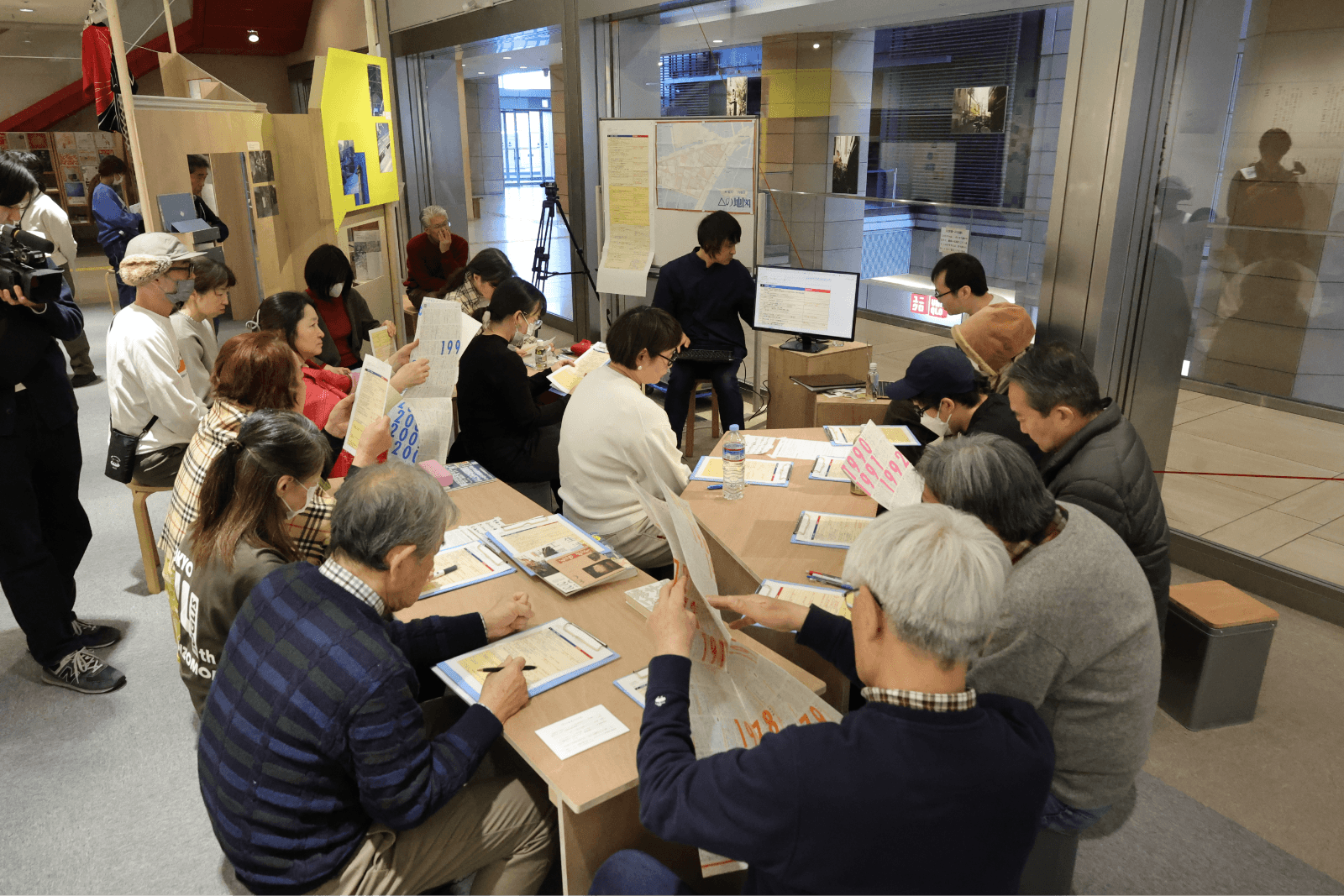 自分史をひもとく｜年表＋事典ワークショップ／街の景色をつくる「風俗史」でチェーン店の歴史を考える