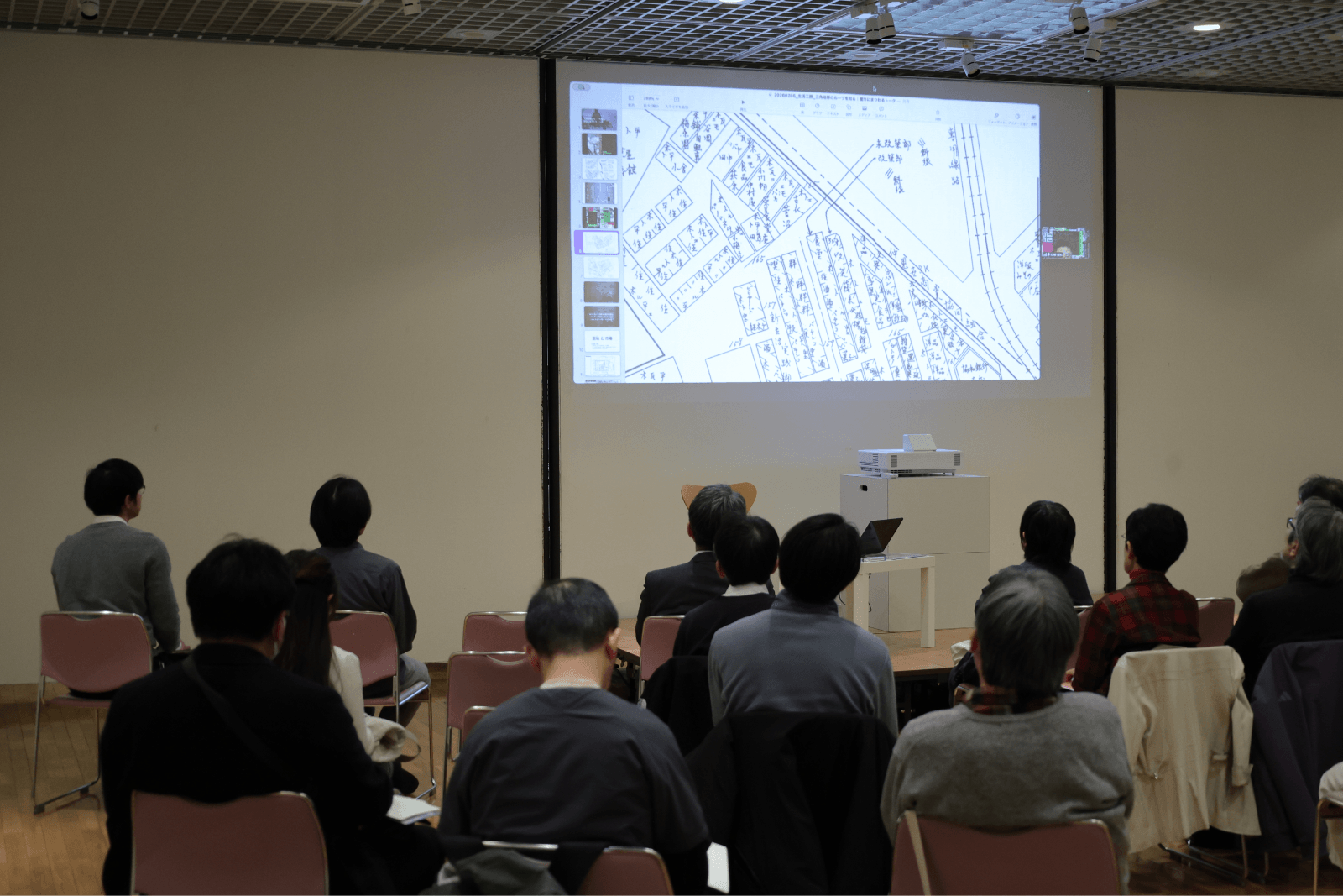 1953年に発行された三角地帯周辺の「新興市場地図」（作成：都市製図社）が映し出されている