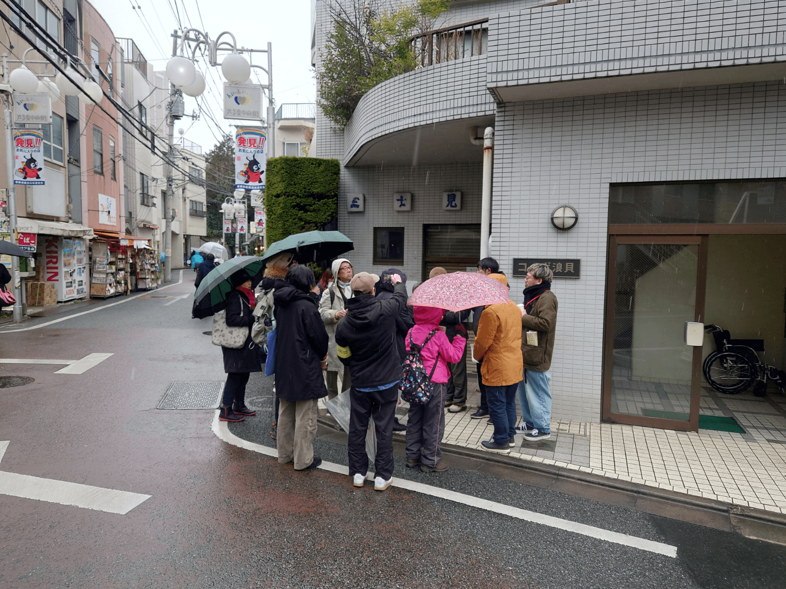 惜しまれながら2025年12月に閉店した、下の谷商店街の入り口に位置する「富士見湯」