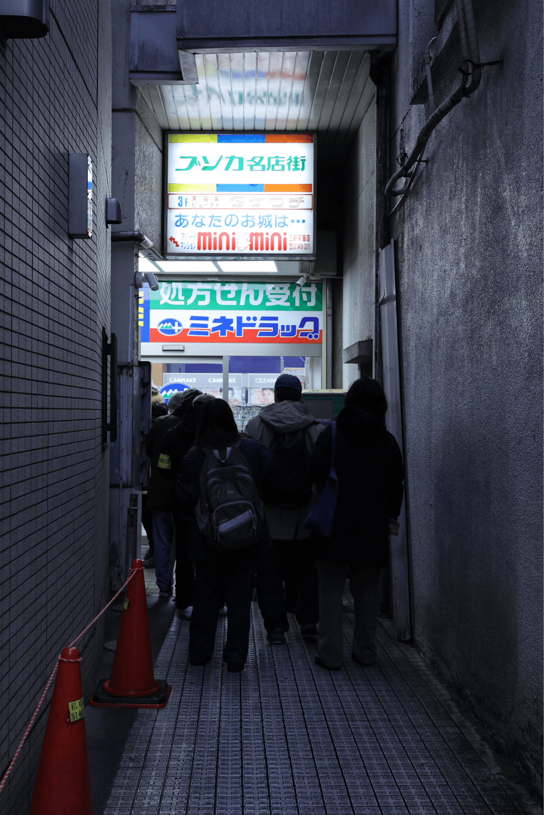 ブンカビルを訪れる参加者のみなさん。現在は、カフェやドラッグストア、不動産店などが入居している