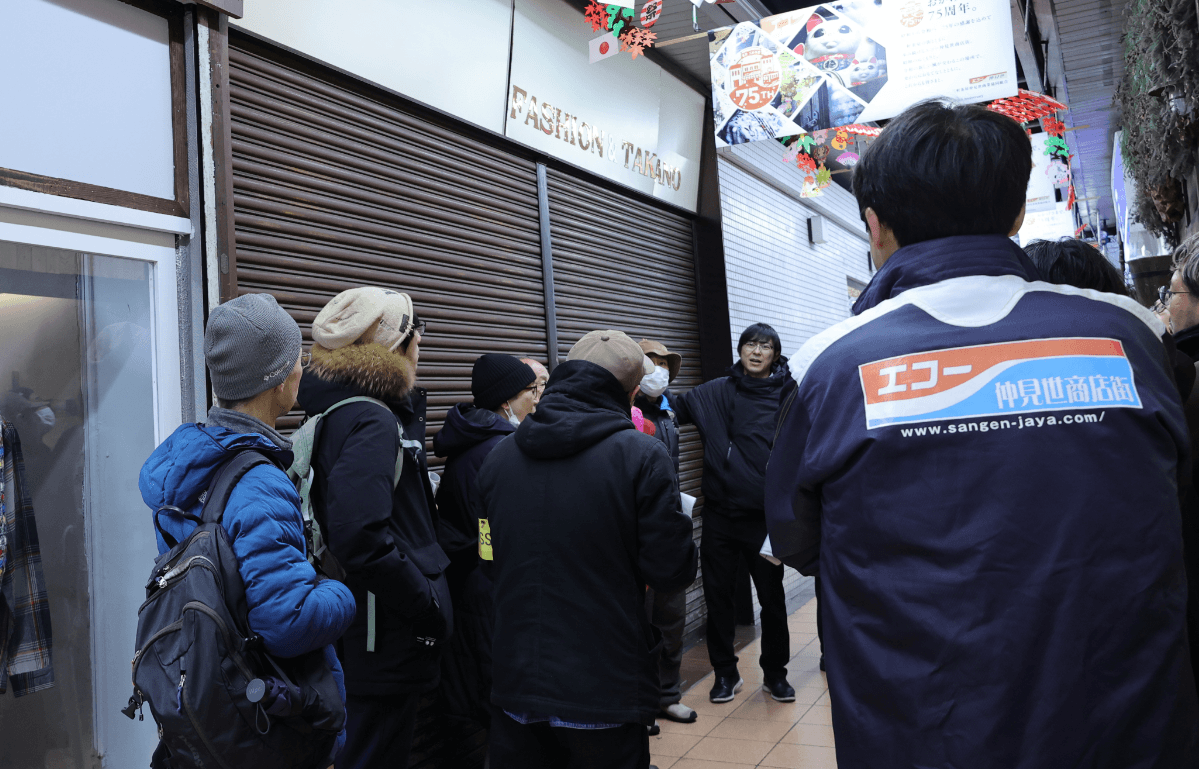 エコー仲見世商店街のロゴが入ったコートを羽織っているのが村上さん