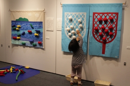 「布おもちゃを届けて TOY工房どんぐりの30年」展が始まりました。
