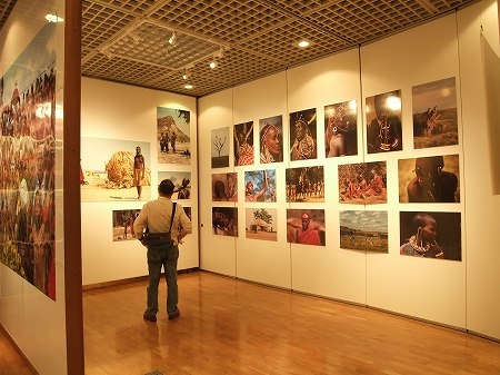 「異郷 西江雅之写真展」開催中です
