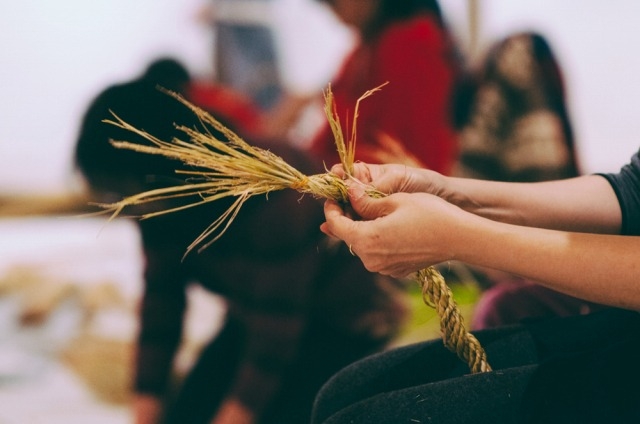 稲藁と羊毛でつくる“未年”の正月飾り