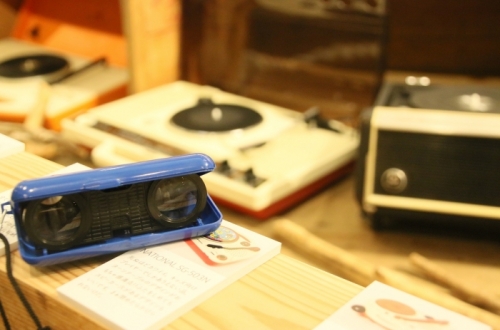インターン生・Iが、開催中の
「日本のポータブル・レコード・プレイヤー展」をレポートします!