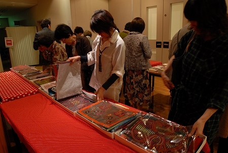 「カリブ海とクナ族のモラ展」開催中です